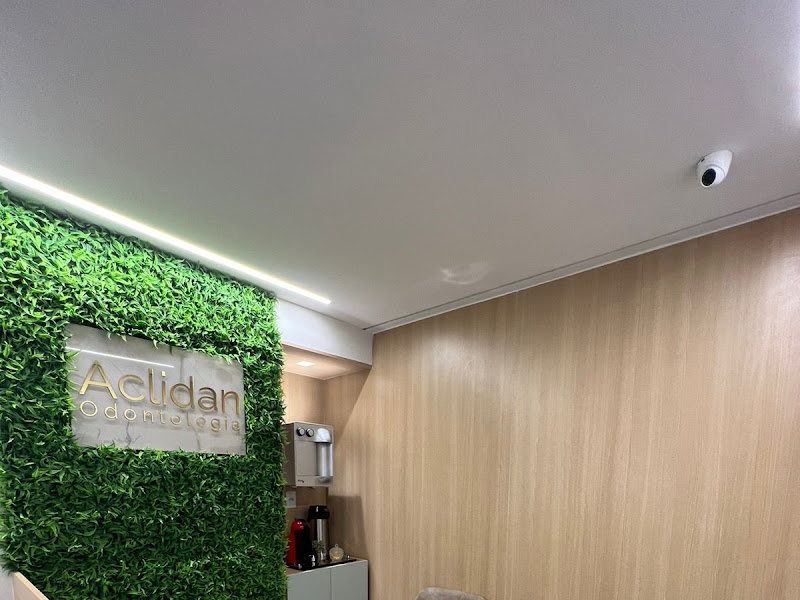Foto de Aclidan Odontologia - Estética Dental - Aparelho Ortodôntico - Implante sem corte
