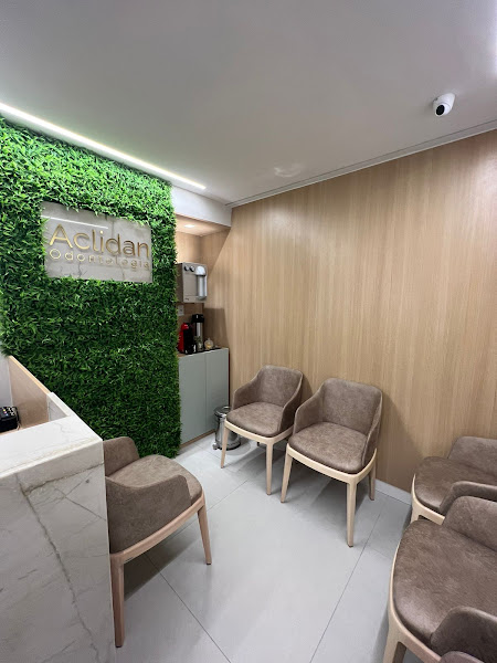 Foto 2 de Aclidan Odontologia - Estética Dental - Aparelho Ortodôntico - Implante sem corte