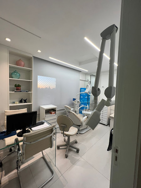 Foto 3 de Aclidan Odontologia - Estética Dental - Aparelho Ortodôntico - Implante sem corte