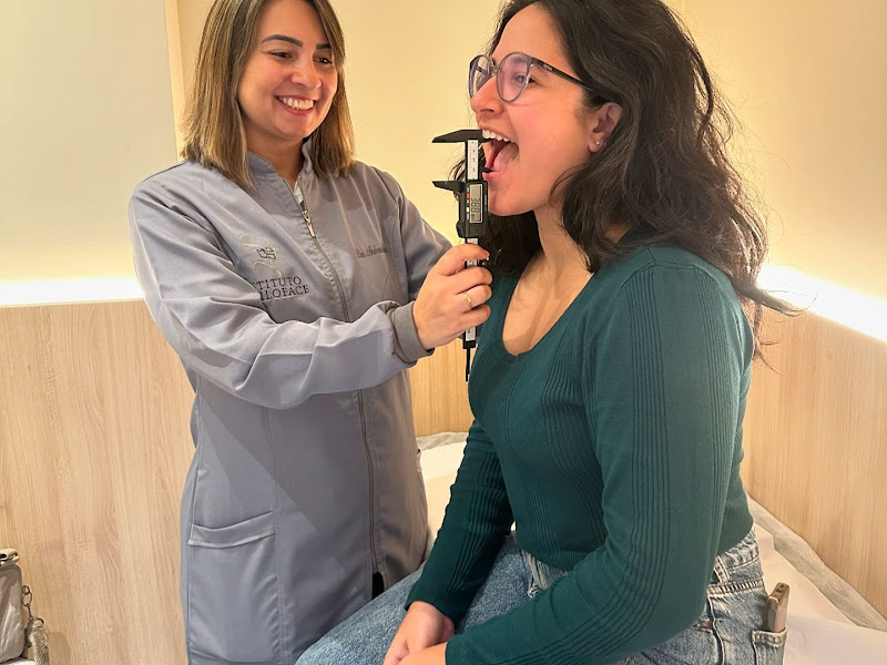 Foto de Acupuntura no Recreio, Dra. Andreza Batista, Pós-Operatório de Cirurgia Ortognática, Paralisia Facial, Parestesia, Cefaleia