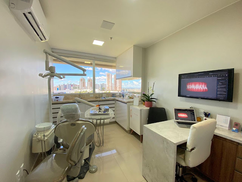 Foto 2 de Adriane Amorim Ortodontista Aguas Claras | ATM DTM Bruxismo Aguas Claras | Invisalign Aguas Claras