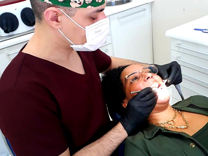 Foto 8 de AH Odontologia | Implante Dentário | Lente de Contato Dental | Parque dos Camargos | Barueri - SP