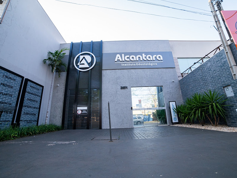 Foto 2 de Alcantara Odontologia e Implantes - Clínica de Implante dentário em Maringá