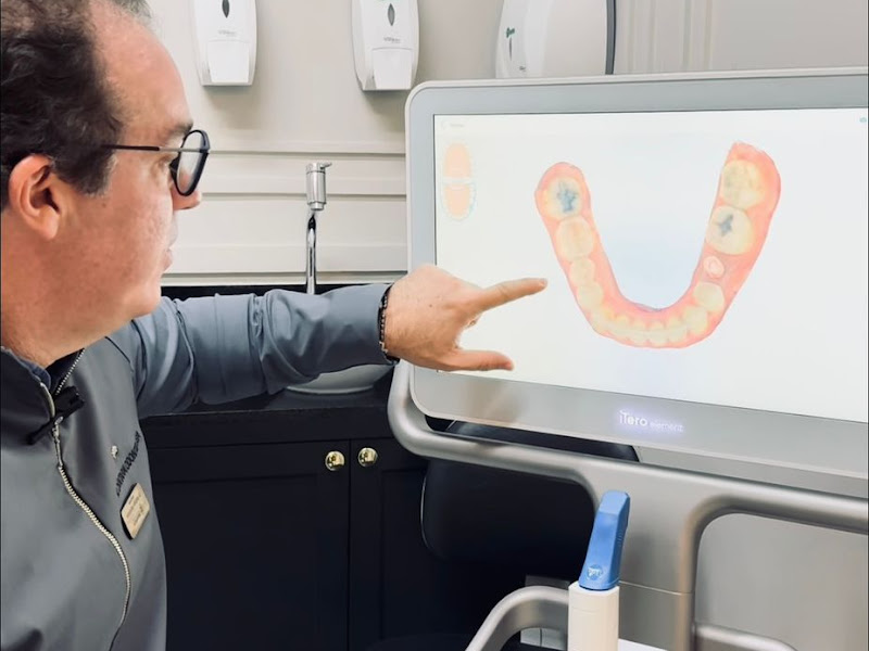 Foto 3 de Alcantara Odontologia e Implantes - Clínica de Implante dentário em Maringá