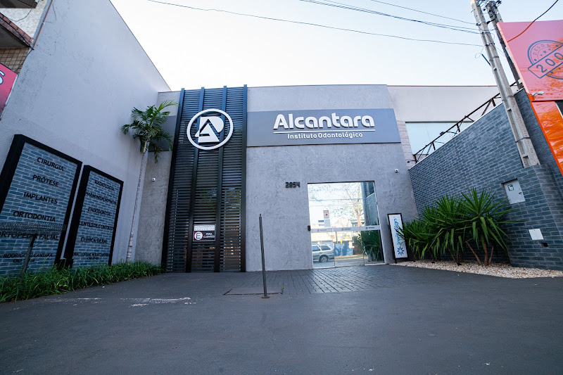 Foto 7 de Alcantara Odontologia e Implantes - Clínica de Implante dentário em Maringá