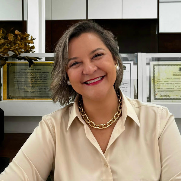 Foto 2 de Alessandra Almeida/ Ortodontista Maceió/ Invisalign/ Clareamento dentário