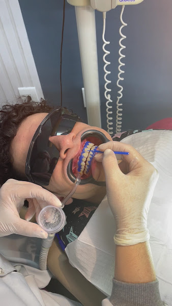 Foto 4 de AMS Odontologia — Clareamento Dental com LED Violeta | Facetas de Porcelana em Campinas