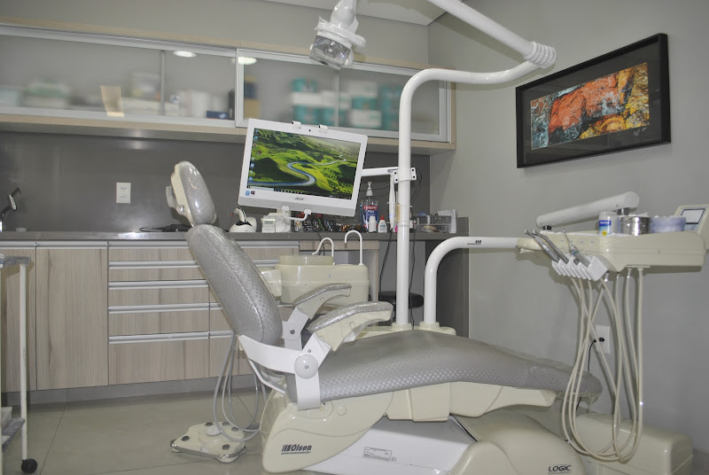 Foto 2 de Blanca Odontologia Poa - Implantes, Próteses, Facetas, Ortodontia, Invisalign, Alinhador, Lentes Contato, Harmonização Facial