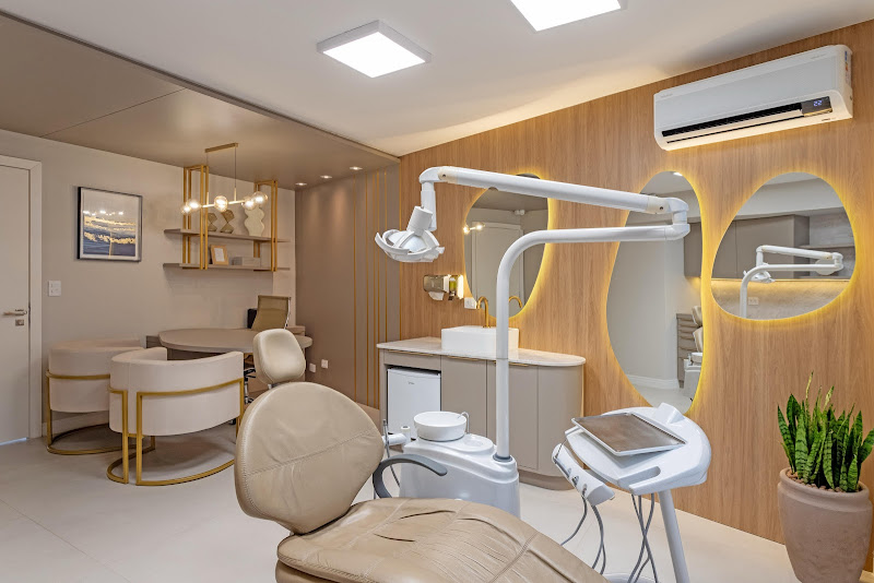 Foto 2 de Carine Cruzeta - Ortodontia e Estética Avançada