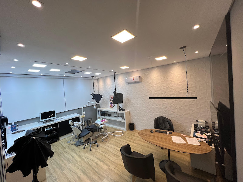 Foto 2 de Cassio Saraiva Odontologia Estética Digital | Implantes Dentários em Mogi das Cruzes | Faceta de Resina | Lente de Contato