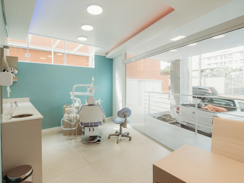 Foto 7 de Cavalheiro e Mozzaquatro Odontologia - Implantes e Ortodontia