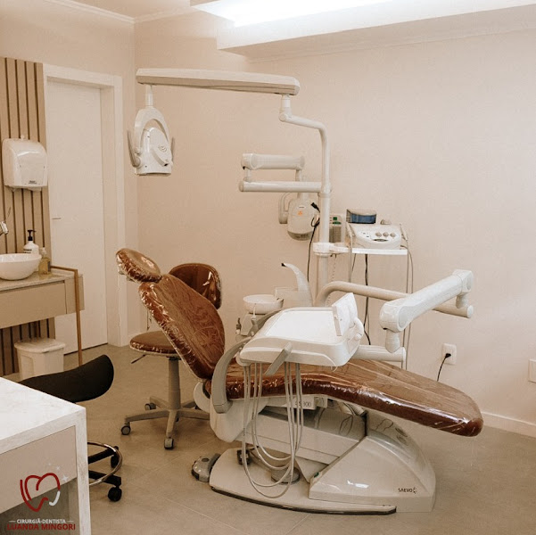 Foto 2 de Cirurgiã-Dentista - Luanda Mingori