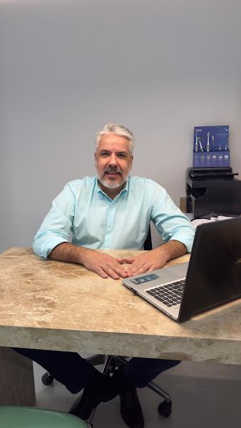 Foto 2 de Cirurgia dos sisos e implantes dentários com especialista.