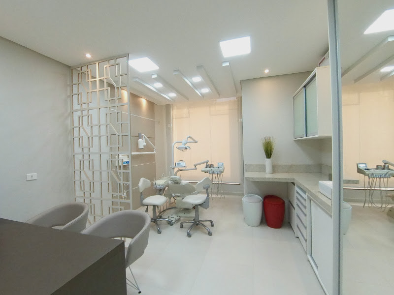 Foto 3 de Cirurgia Ortognática, Implantes Dentários, Extração do Siso/Dr Helder Orita Maringa - Londrina