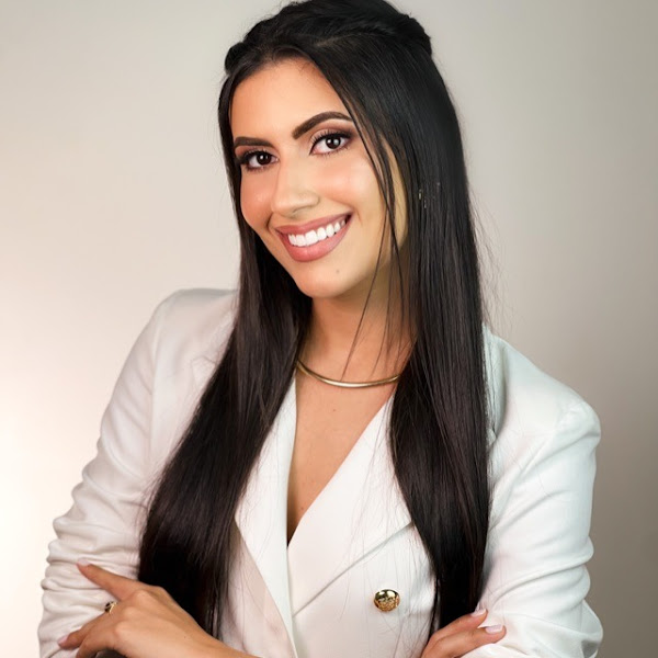 Foto 2 de Claudia Avelar Somma - Dentista de Facetas de resina