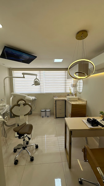 Foto 3 de Claudia Avelar Somma - Dentista de Facetas de resina