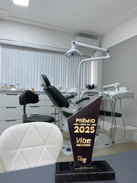 Foto 2 de Claudia Pravato Odontologia | Implantes e Próteses