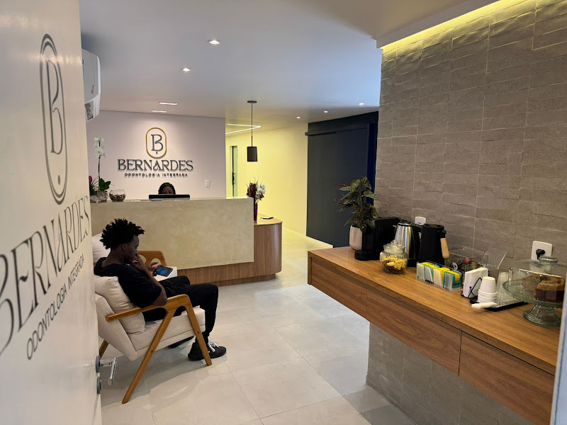 Foto 2 de Clínica Bernardes Odontologia | Implantes Dentários | Harmonização Facial | Dentista em Alcântara