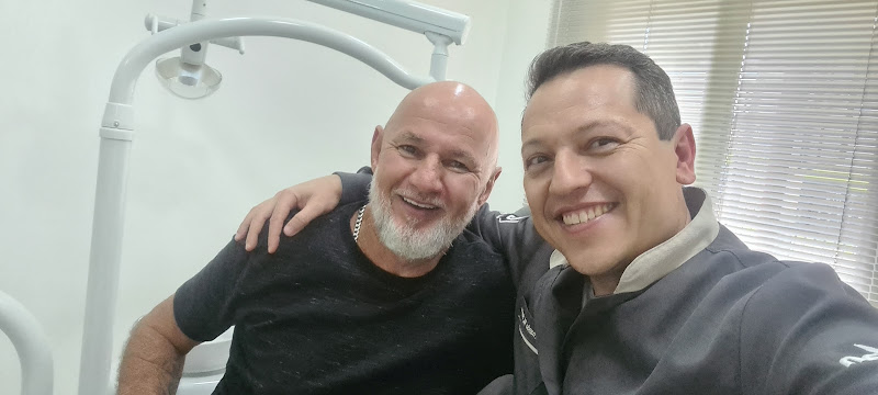 Foto 2 de Clínica implantes - Odonto Feratos - implantes Curitiba - Dr. Fernando Moraes Santos