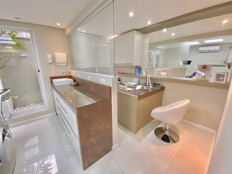 Foto 3 de Clínica Monserrate saúde oral e mental Água Verde Dentista | Estética dental | Implante Dentário, Clareamento dental Curitiba