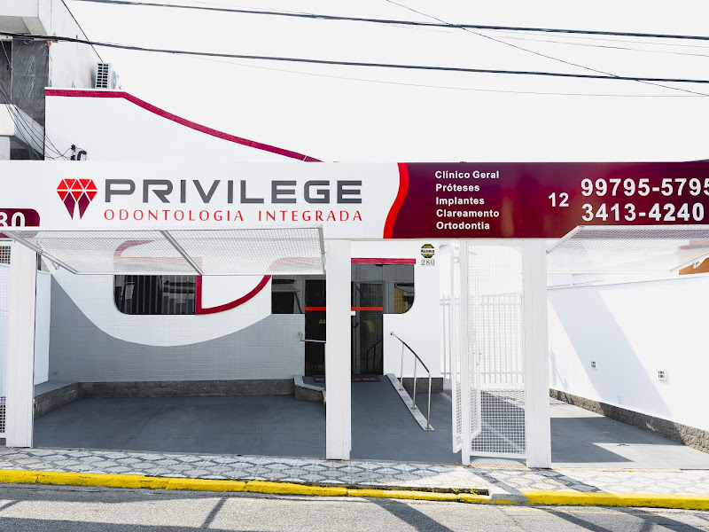 Foto 5 de Clinica Odontológica Freire - Clareamento dental | Implantes Dentários | Limpeza | Restauração