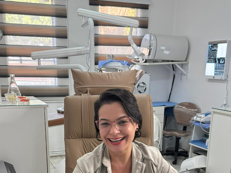 Foto 9 de Clínica Rio Branco | Dra Thais | Lentes de resina | Implantes dentários