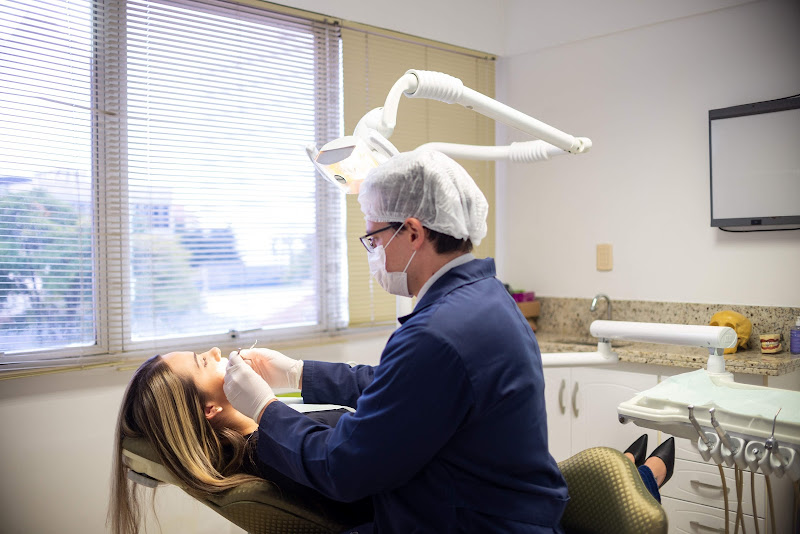 Foto 2 de Clínica Tscheika Odontologia e Saúde Implantes, Cirurgia Bucomaxilo Facial e Próteses