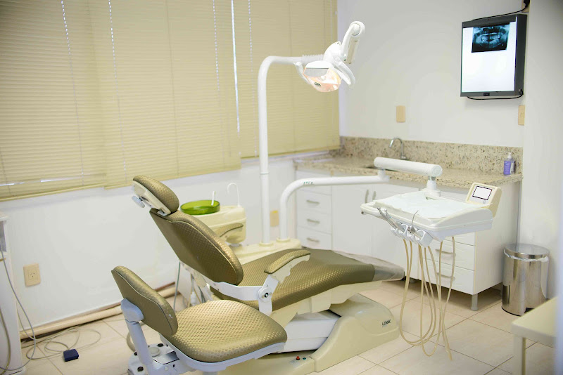 Foto 3 de Clínica Tscheika Odontologia e Saúde Implantes, Cirurgia Bucomaxilo Facial e Próteses