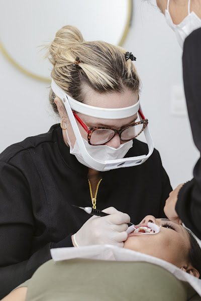 Foto 2 de Clinika odontologia dra Flávia Mendes/CLAREAMENTO /ESTÉTICA DENTAL/ FACETAS/PRÓTESES