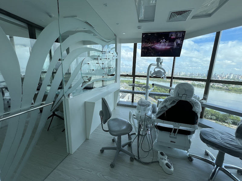 Foto 3 de CR Montenegro Odontologia | Ortodontia | Invisalign Doctor Recife | DTM | Sono | Lentes de contato | Estética