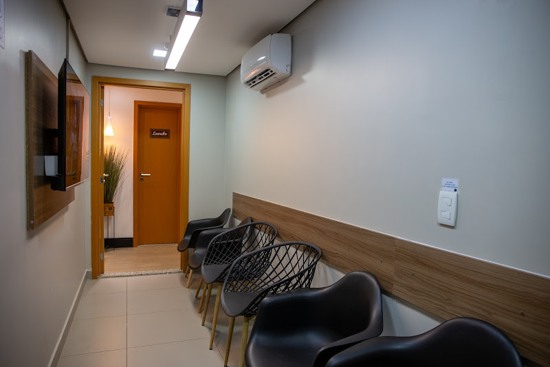 Foto 3 de Crol Odontologia by Dra. Rosemary Carneiro | Ortodontia I Implante Dentário I Estética