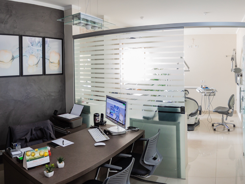 Foto 9 de Crol Odontologia by Dra. Rosemary Carneiro | Ortodontia I Implante Dentário I Estética