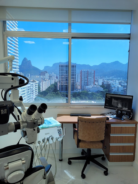 Foto 2 de Déborah Barrocas - Tratamento de canal com microscópio - Tijuca e Ipanema