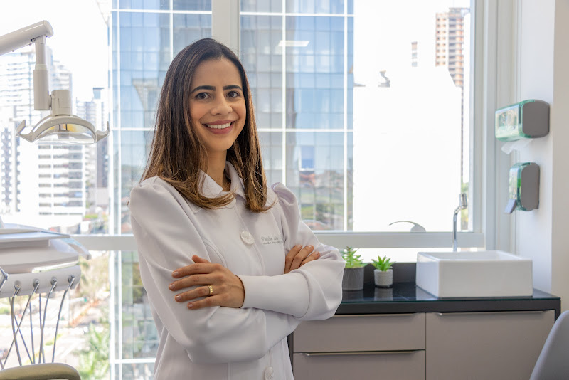 Foto 2 de Denise Furtado l extração de sisos - implantes e enxertos - gengivectomia