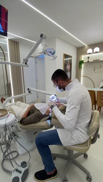 Foto 4 de Dentista 24Horas - Dr Lucas Eduardo - Tratamento de Canal - Limpeza - Clareamento - Extração.