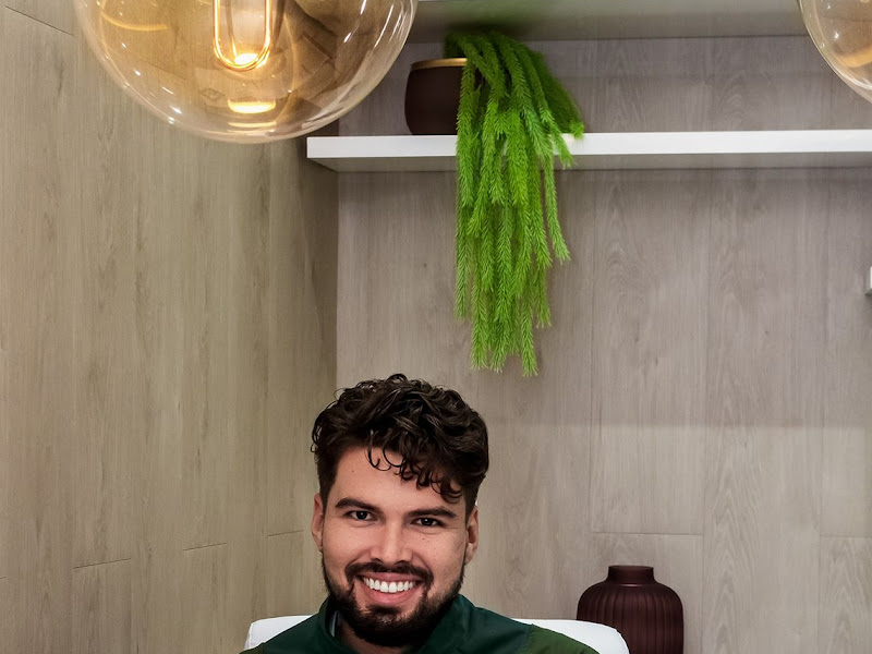 Foto 10 de Dentista 24Horas - Dr Lucas Eduardo - Tratamento de Canal - Limpeza - Clareamento - Extração.