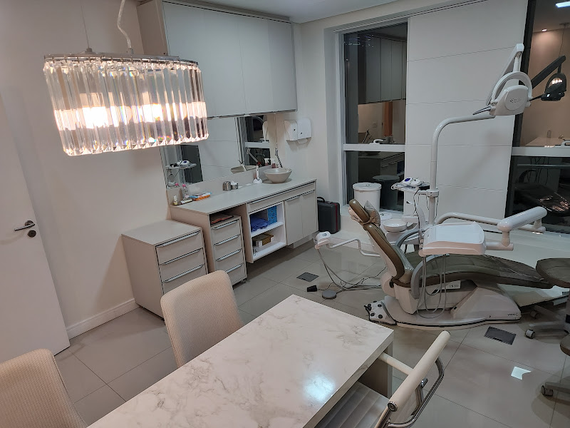 Foto 2 de Dentista Biológico Dr Cesar Dantas | Ozônio | Neural | Integrativo | DTM | Implante Cerâmico Zircônia | Nico | Florianópolis