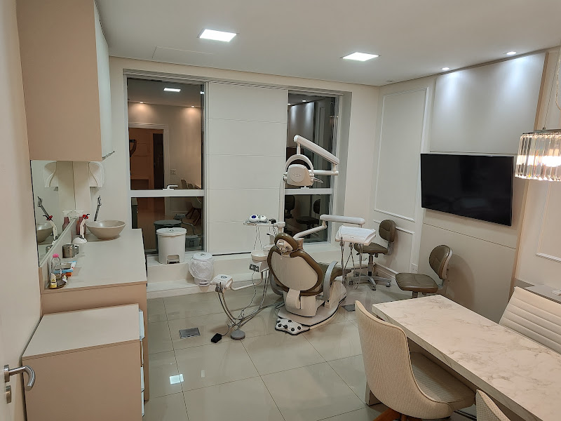 Foto 3 de Dentista Biológico Dr Cesar Dantas | Ozônio | Neural | Integrativo | DTM | Implante Cerâmico Zircônia | Nico | Florianópolis