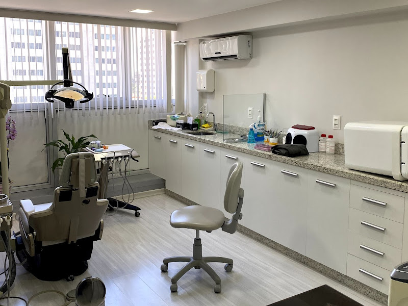 Foto 8 de Dentista Dr. Cesar Ferraz / Lentes de Resina e Porcelana / Brasilia-DF