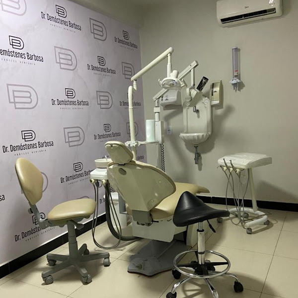 Foto 3 de Dentista Dr. Demóstenes Barbosa - Prótese Dentaria | Facetas de Resina | Facetas de Porcelana