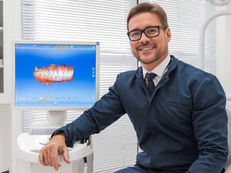 Foto 9 de Dentista Dr Fausto Queiroz I Implante Dentário em Salvador