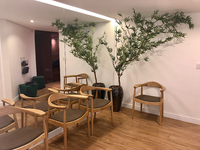 Foto 2 de Dentista Dra Vera Lúcia Luz | Implante Dental | Periodontia | Limpeza Dental | Brasília - DF