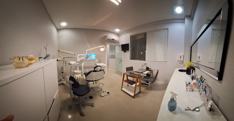 Foto 2 de Dentista em Balneário Camburiú - Dr. Adriel Garcia