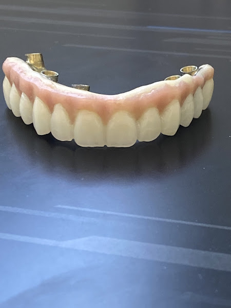 Foto 3 de Dentista em Icaraí - Niterói | Canal, Clareamento e Implante | Dr. Régis Villa