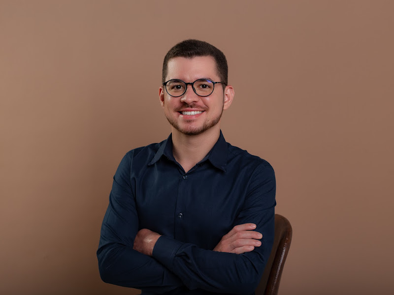 Foto de Dentista em João Pessoa - Dr. Breno Estevam - Especialista em Tratamento de Canal e Alinhador Invisível