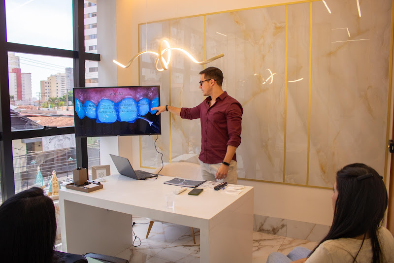 Foto 2 de Dentista em Marília Especialista em Facetas, Botox e Odontologia Estética | Dr. Randal Fadel