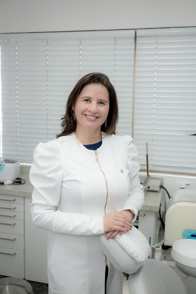 Foto 2 de Dentista em São Caetano | Clínica Odontológica Dra. Aline Laham, Clareamento Dental, Alinhador Invisível, Implante Dentário