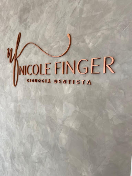 Foto 3 de Dentista Nicole Finger