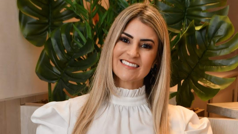 Foto 2 de Dentista Roberta Pereira BOTOX - HARMONIZAÇÃO OROFACIAL - PREENCHIMENTO LABIAL - FIOS DE SUSTENTAÇÃO - BICHECTOMIA - LIPO DE PAPADA - RINOMODELAÇÃO - SCULPTRA - RADIESSE