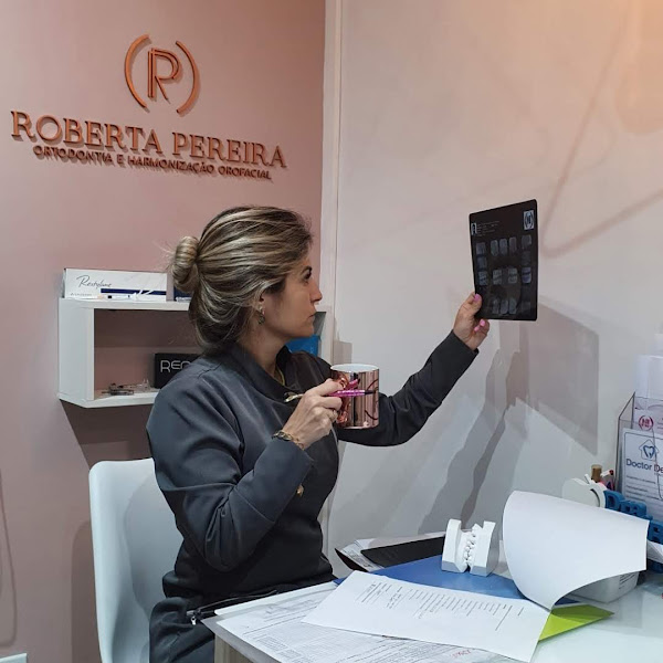 Foto 3 de Dentista Roberta Pereira BOTOX - HARMONIZAÇÃO OROFACIAL - PREENCHIMENTO LABIAL - FIOS DE SUSTENTAÇÃO - BICHECTOMIA - LIPO DE PAPADA - RINOMODELAÇÃO - SCULPTRA - RADIESSE